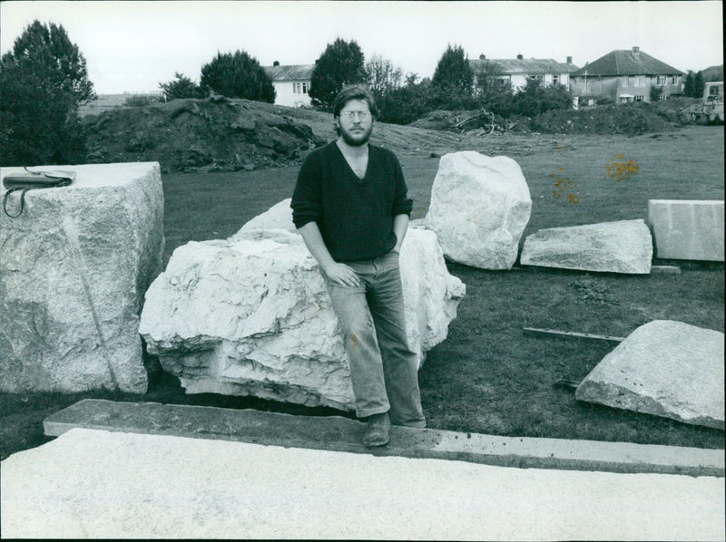 Students from Bayswater School in Oxford viewing a sculpture by Peter Finkat. - Vintage Photograph