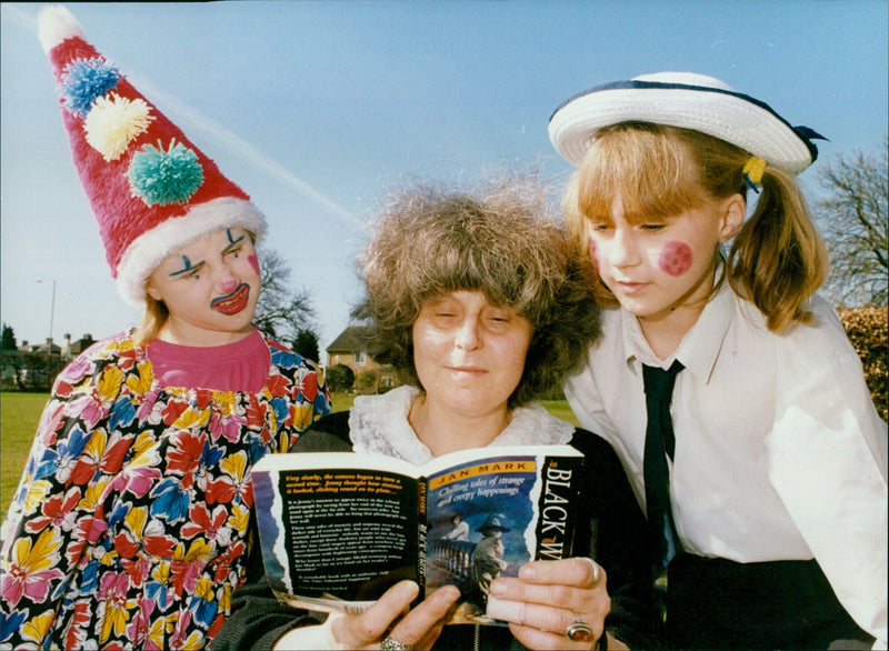 Author Jan Mark reads one of her books to pupils at Bayswater School in Barton, Oxford. - Vintage Photograph