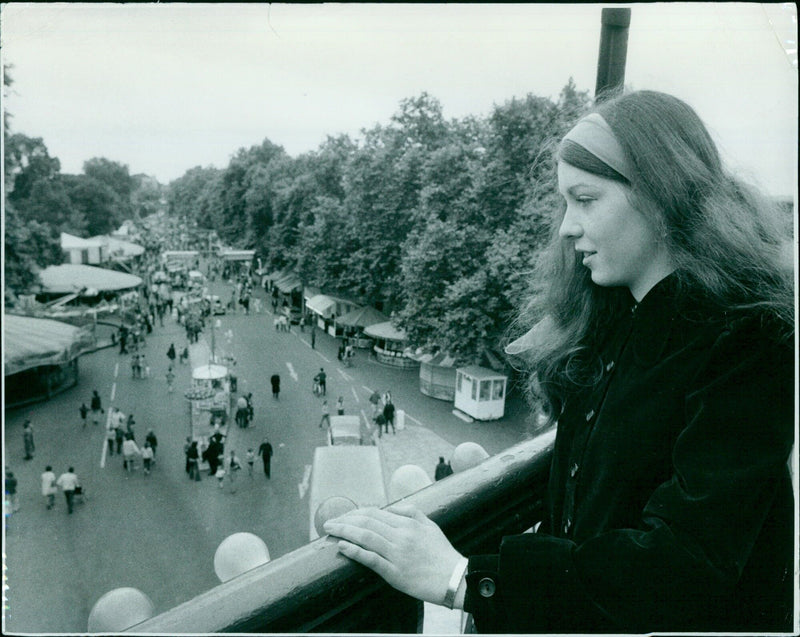 Students outside of Oxford University in 1973. - Vintage Photograph