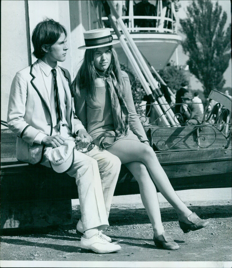 Students relax between races at the start of Summer at Oxford University. - Vintage Photograph