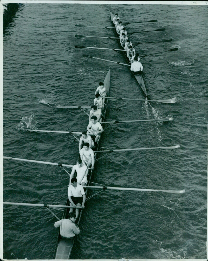 Wadham II boat crew take the lead in the Oxford University Torpids on the opening day. - Vintage Photograph