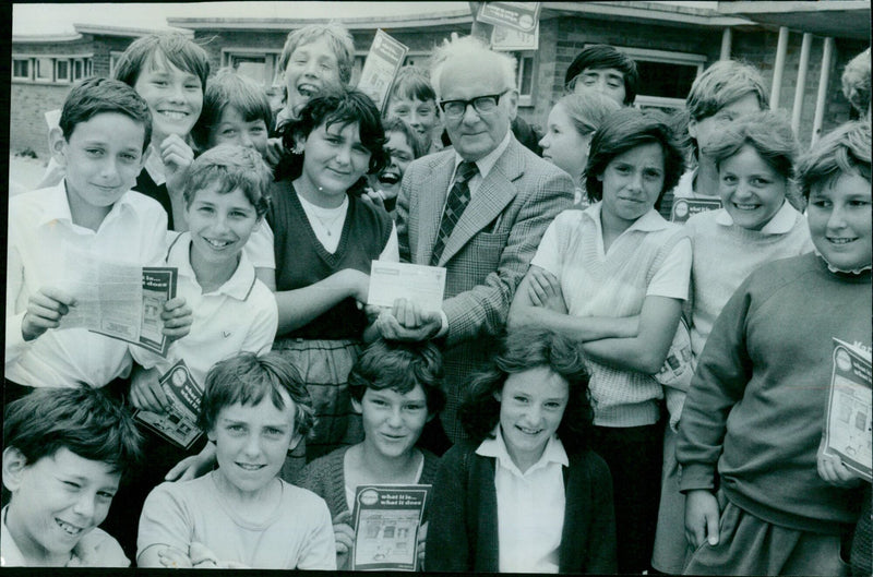 Alison Greenway (12) presents a cheque to the Oxford branch of the PDSA. - Vintage Photograph