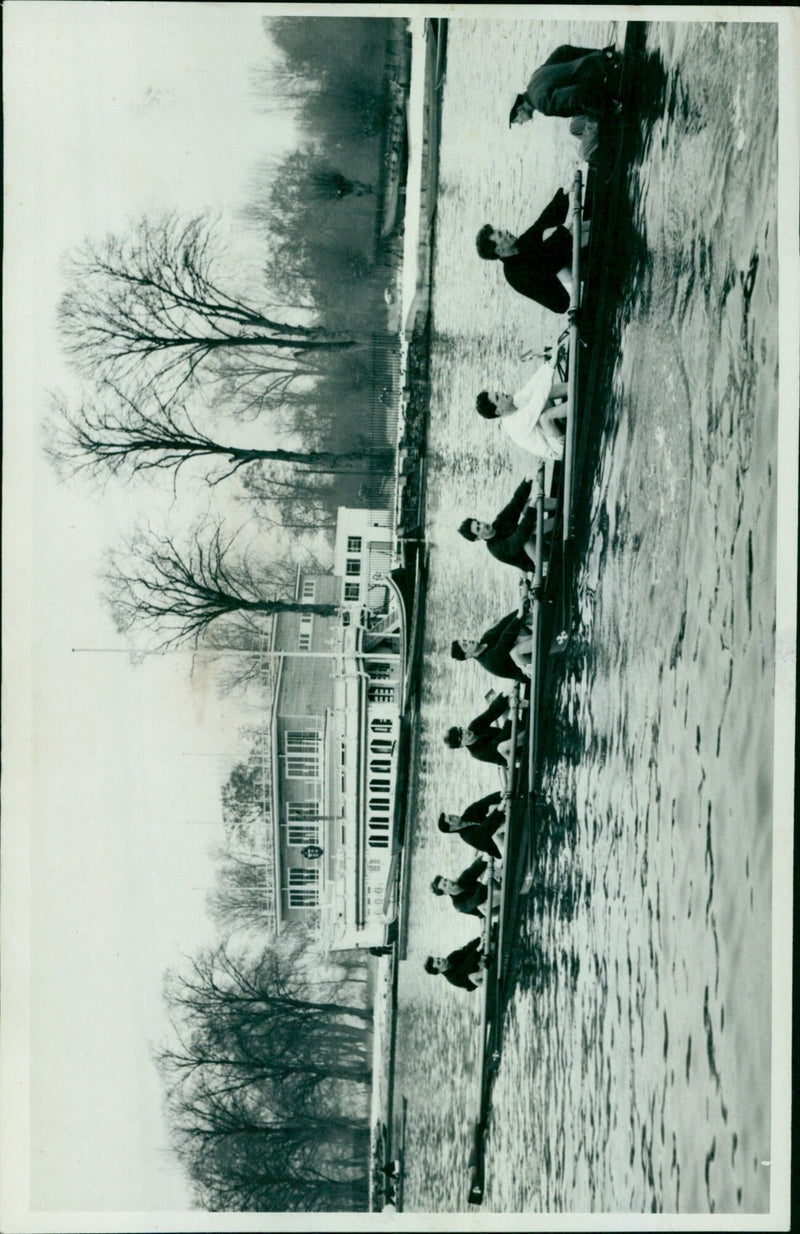 University students practising on the Isis River in preparation for the Torpids rowing competition. - Vintage Photograph