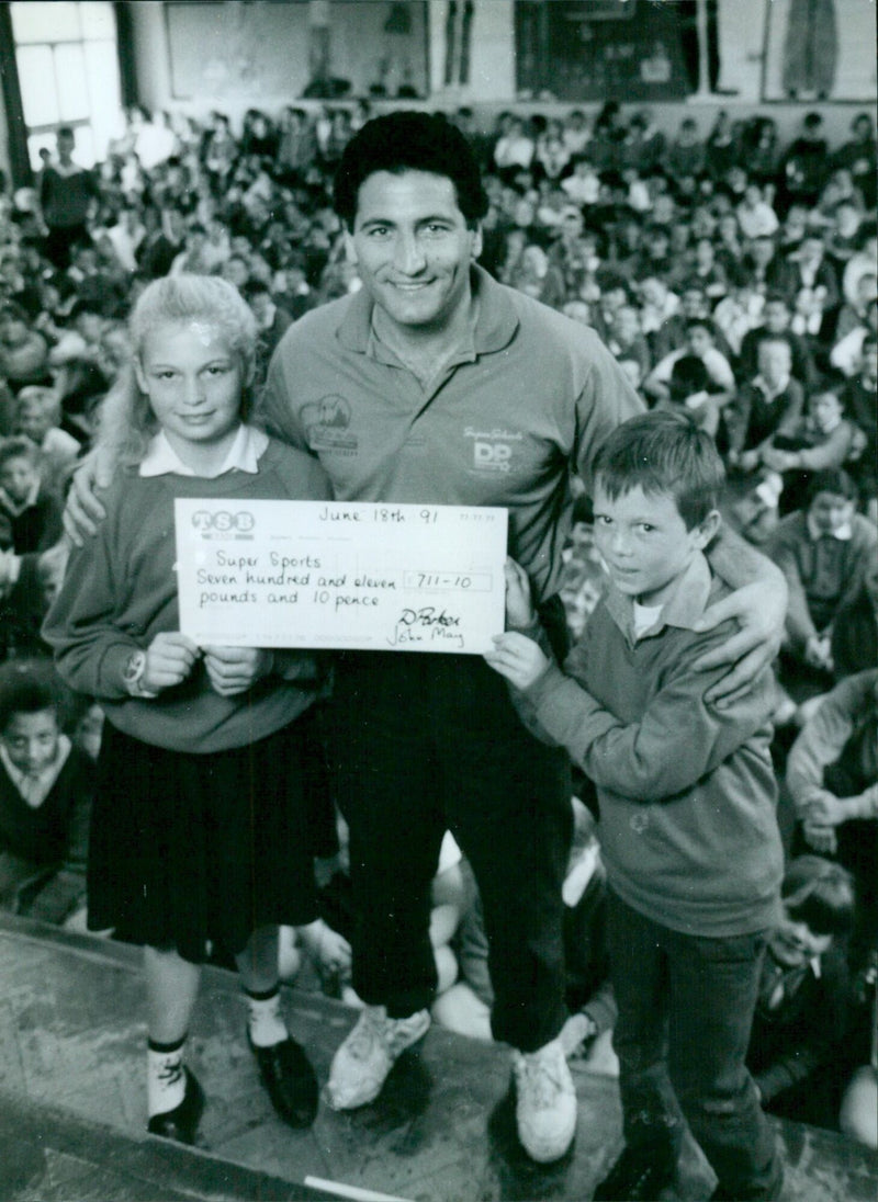 Brian Hooper receives a cheque from Lucy Stokes and Kieran Ellis. - Vintage Photograph