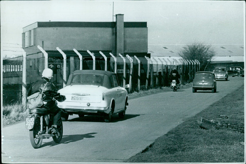 Workers from the BMC service using a shortcut from the Garsington Road into the trading estate. - Vintage Photograph