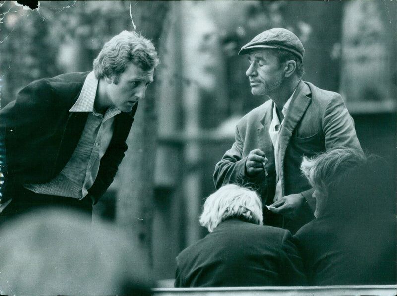 Star reporter Malcolm Starbrook interviews a local resident in St. Giles' churchyard. - Vintage Photograph