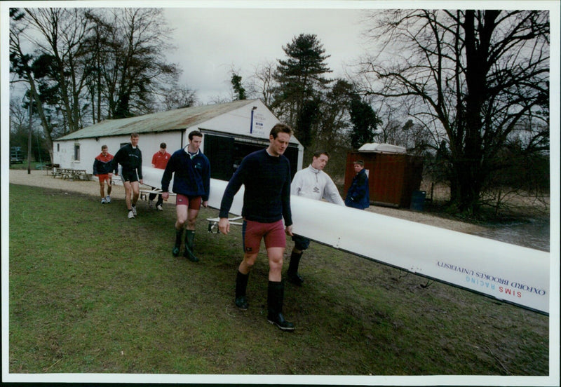 Ox Uni Mens 8 set off for a race from their boat house at Moulsford. - Vintage Photograph