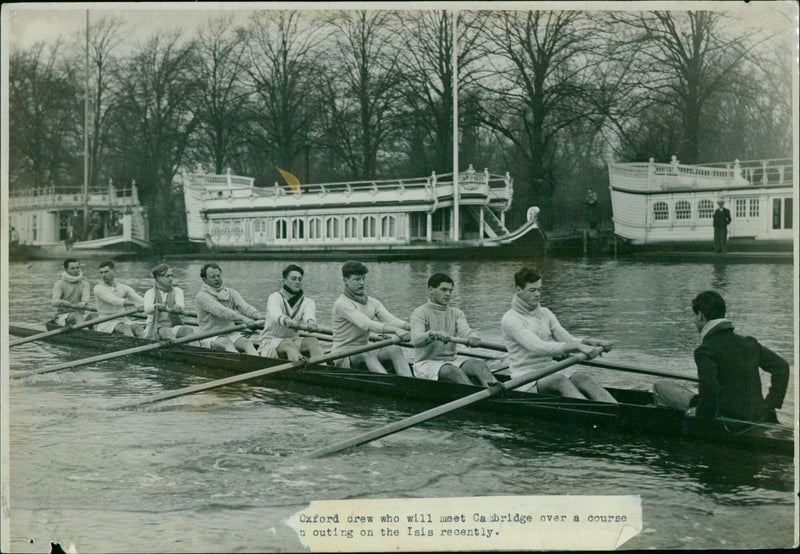 Oxford University Boat Race crew practice on the River Isis in January 1943. - Vintage Photograph