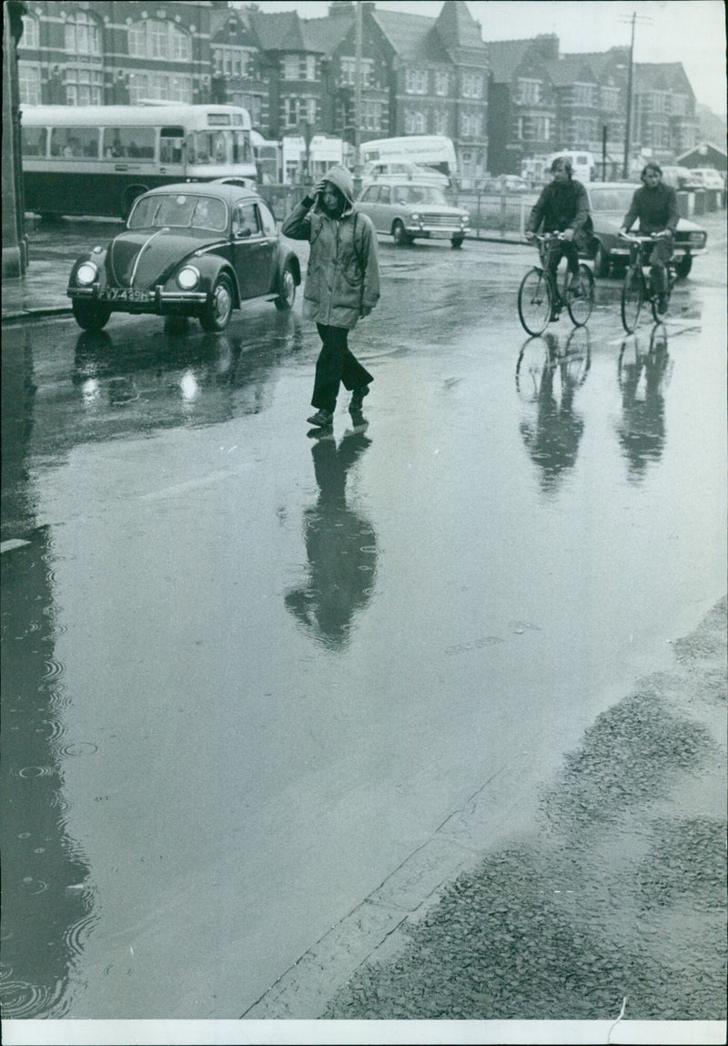 Jayne Gilman talks to potential emigrants about the difficulties of making their dreams come true at a meeting in Oxford. - Vintage Photograph