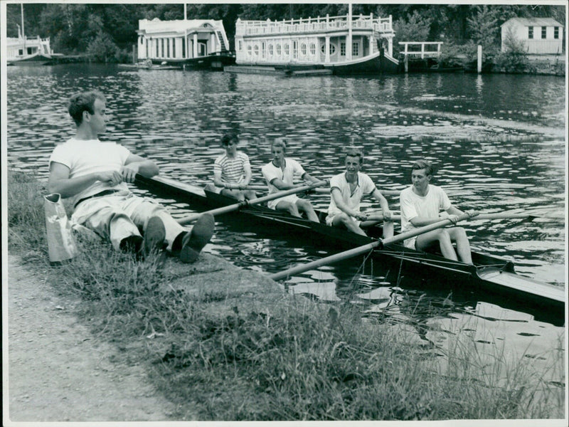 American undergraduate Winston Churchill coaching New College boat crew. - Vintage Photograph