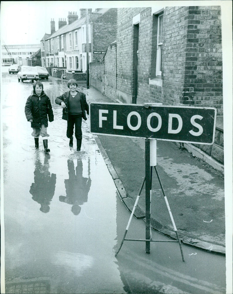 Residents of Osney Town, Oxford, clearing debris from their homes after a flood. - Vintage Photograph