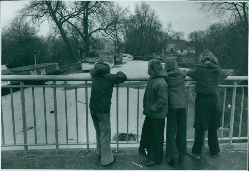 Backwater of the Thomes river near Donninglin Bridge, frozen - Vintage Photograph