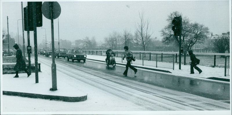 Pedestrians and motorists coping with wintry weather in Thames Street. - Vintage Photograph