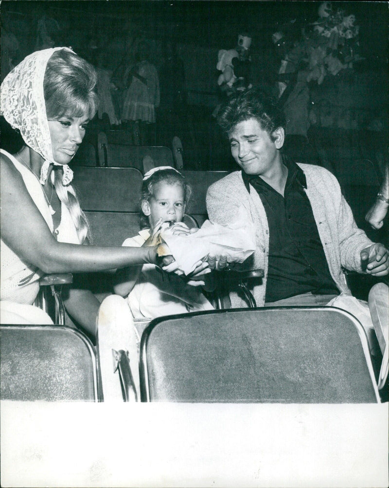 On August 21, 1965, Mike Sandon of the British Isles and Lestie of Augales International Magazine meet for a friendly chat in New York City. - Vintage Photograph