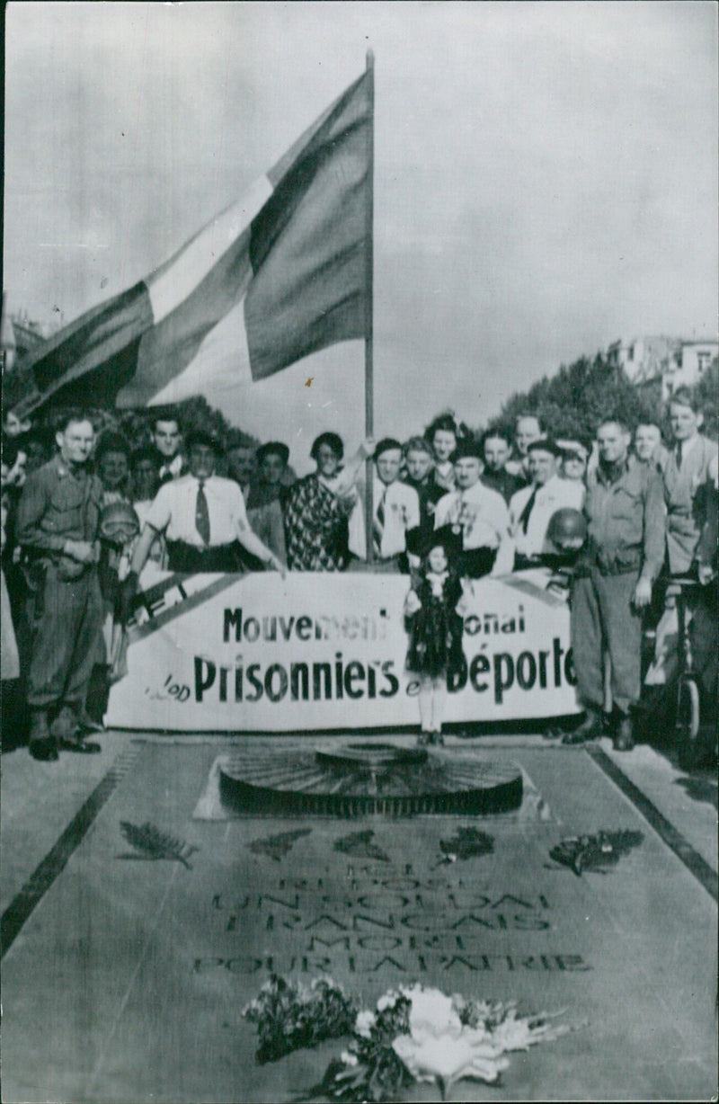 American and French patriots honor France's Unknown Soldier at the Arc de Triomphe in Paris. - Vintage Photograph