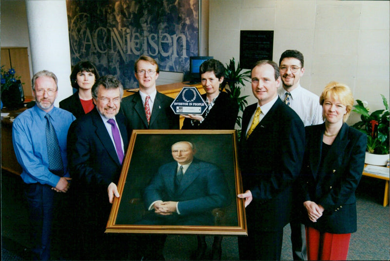 Carl Allum and Kim Dunkason from ACNielsen receive the Nielson IIP Award in Oxford. - Vintage Photograph