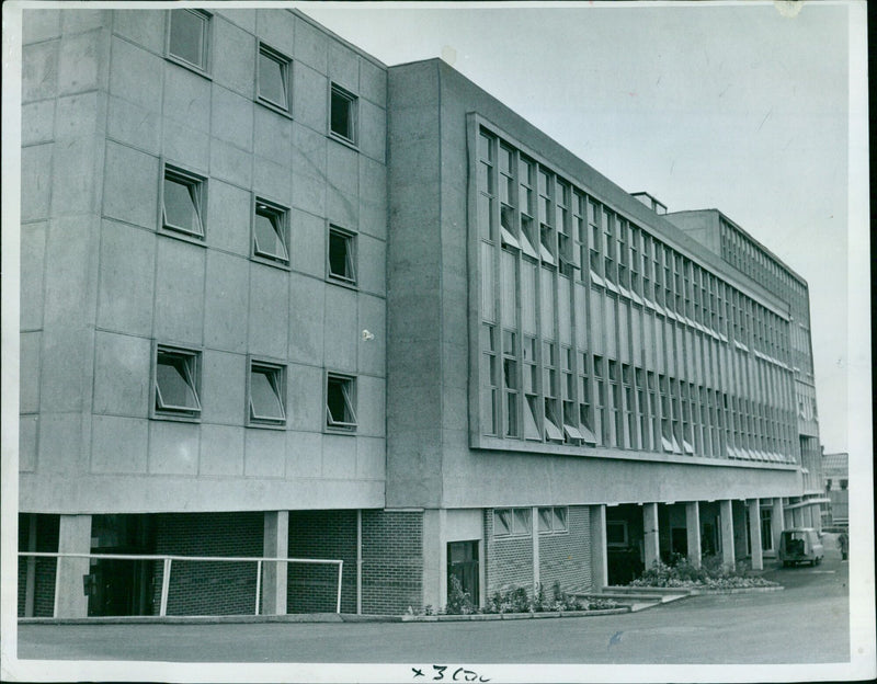 The modern facade of the Pressed Steel Company's new training centre. - Vintage Photograph