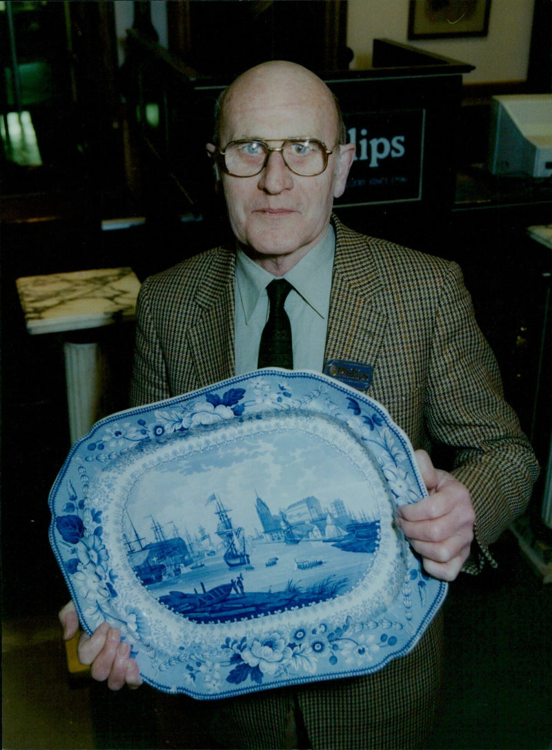 Auctioneer Rupert Fogden overseeing an auction of antiques at Phillips auction rooms in Oxford. - Vintage Photograph