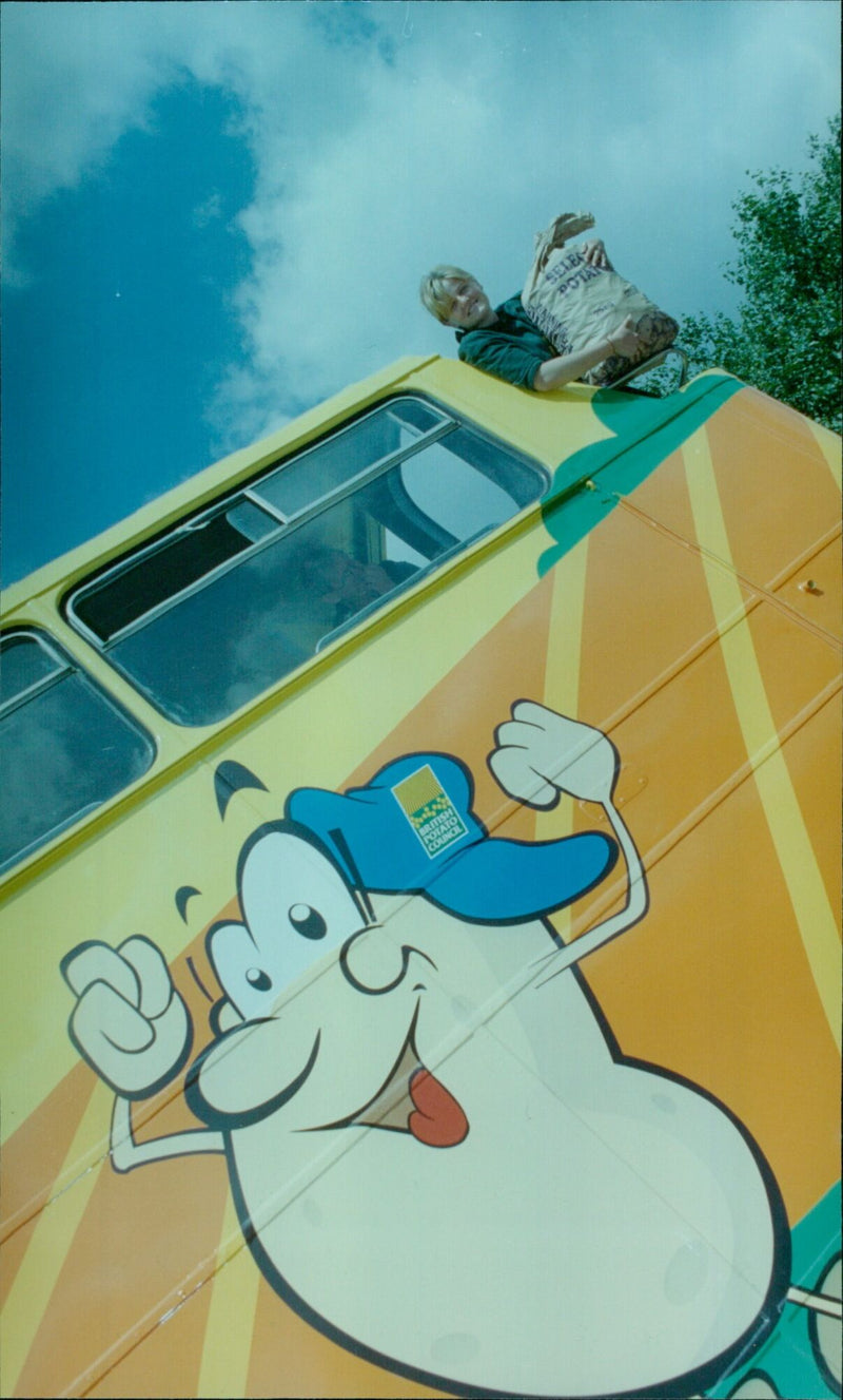 The British Potato Council unveils its new taste a potato bus in Oxford. - Vintage Photograph