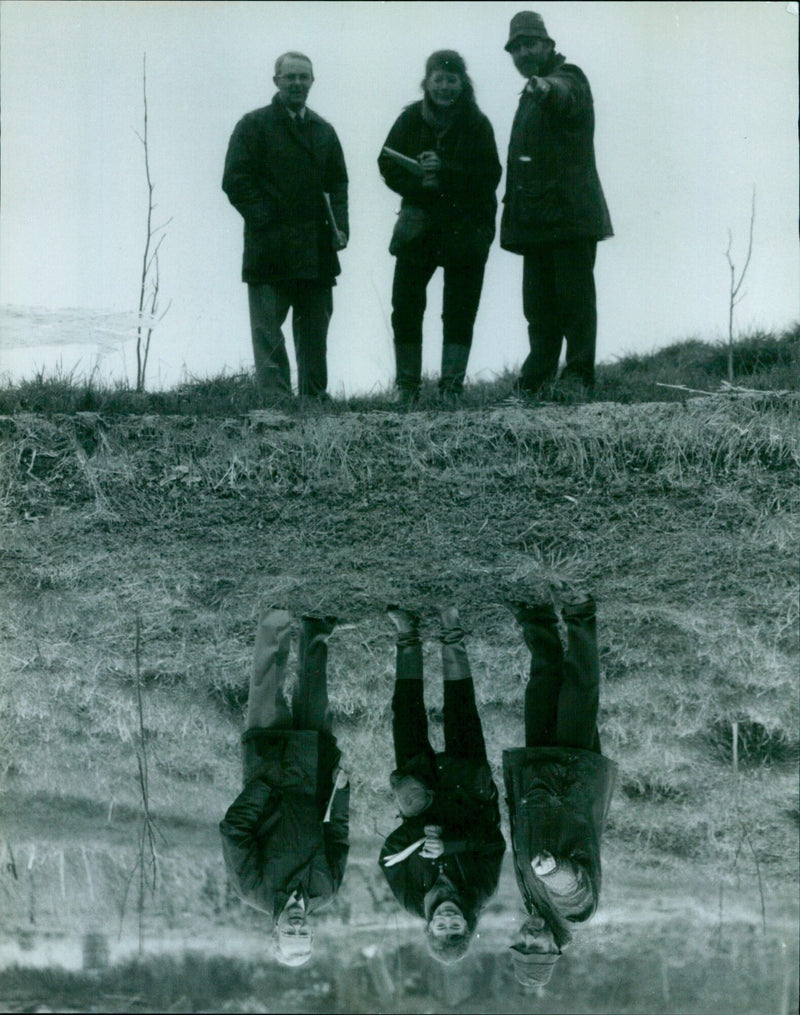 John Purvis of Elder Stubbs charity shows Sarah Betteridge and David Williams from Shell Better Britain Awards a pond created by the allotments. - Vintage Photograph