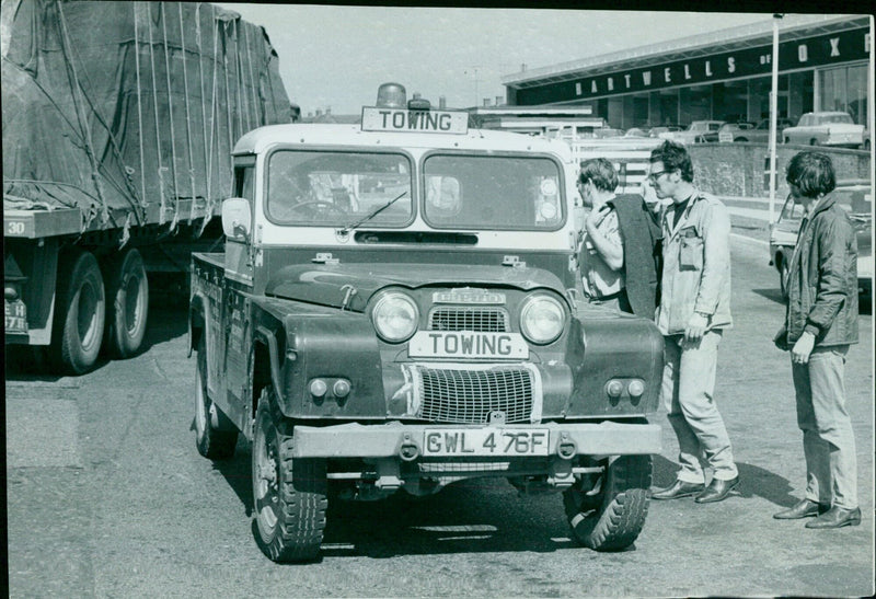 Strike pickets blocking commercial vehicles outside of Hartwells of Oxford in Kidlington. - Vintage Photograph