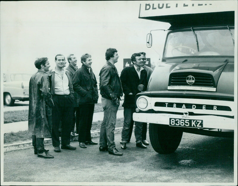 Picketers talking to a lorry driver outside Hartwells Garage in Kidlington, England. - Vintage Photograph