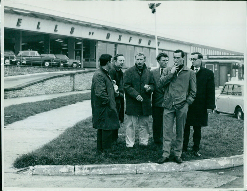 Pickets protest outside Hartwells Garage in Kidlington. - Vintage Photograph