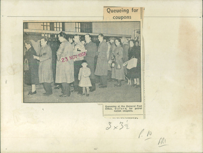 Queue outside the General Post Office in Oxford. - Vintage Photograph