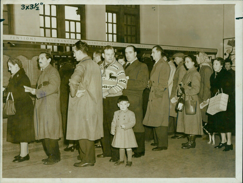 Queue outside the General Post Office in Oxford. - Vintage Photograph