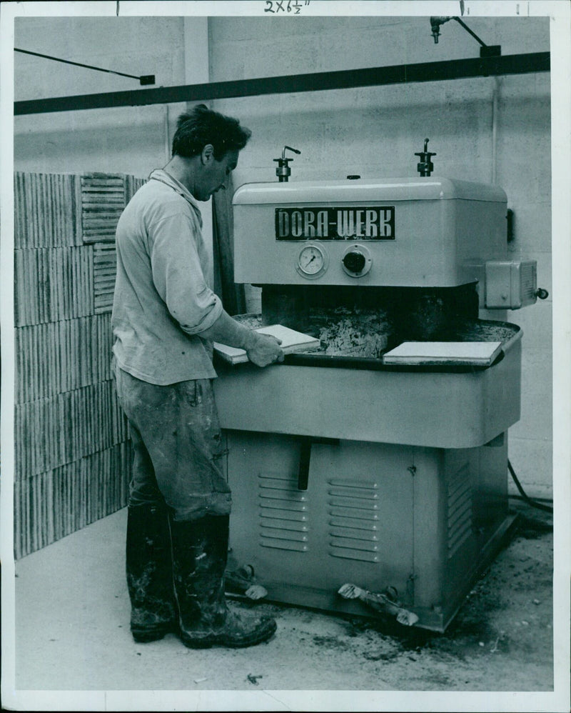 Mario Tremoglio works on an Eyorausc pelisher machine in 1964. - Vintage Photograph