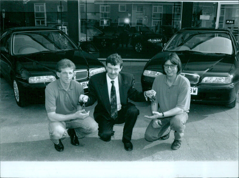 Chris Fleet Smith, manager of Oxford Mail, presents Lyn Simister with a Professional Car Sales Award. - Vintage Photograph