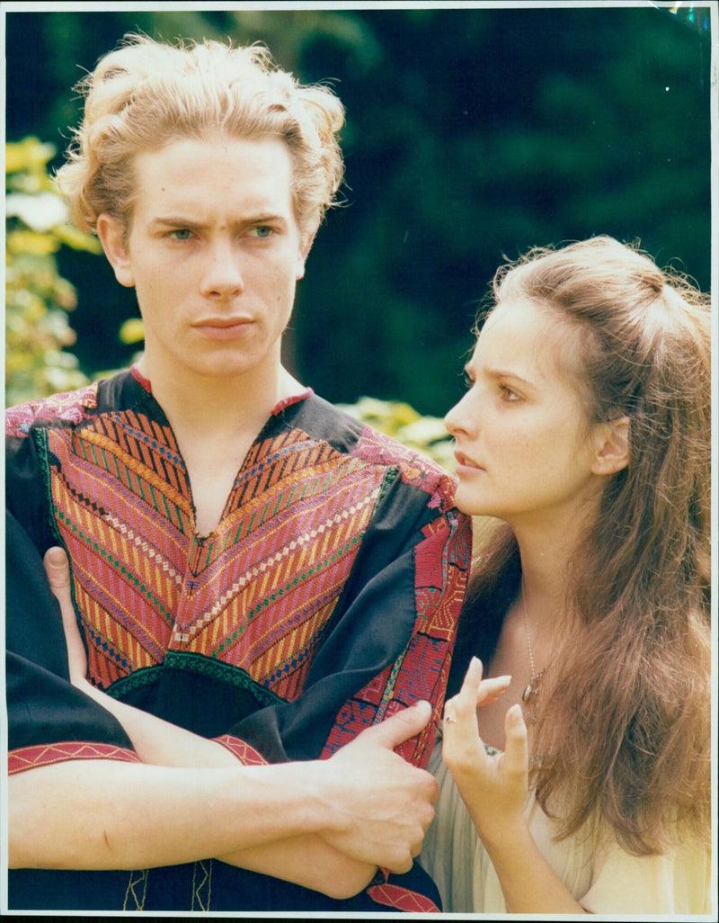 Actors Kate Steavenson-Payne and Ban Mangham during the Oxford School of Drama photocall at Sansom Farm near Wootton. - Vintage Photograph