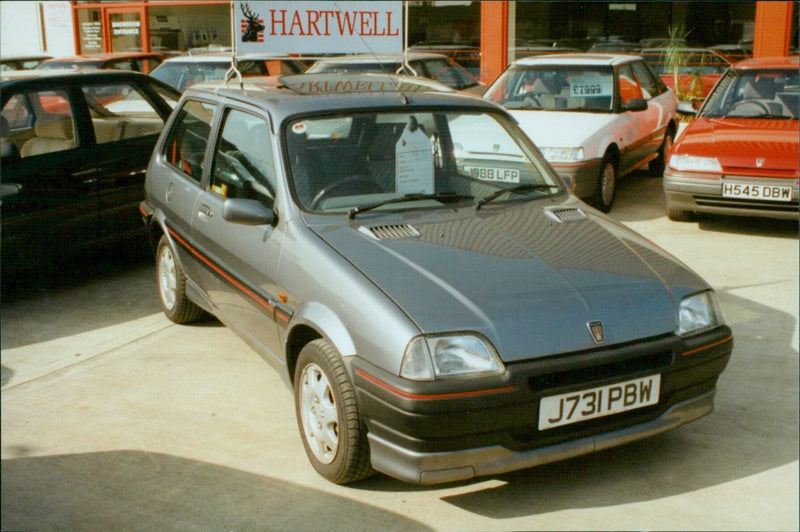 Customers entering the Hartwell Kimet showroom in Weyland Witney, Oxfordshire. - Vintage Photograph