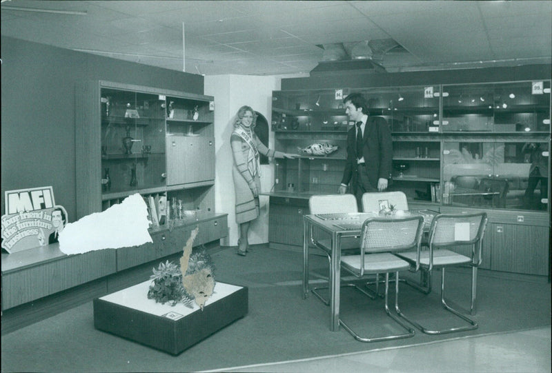 Miss Oxford, Jane Cummings, visits the MFI building in Botley Road, Oxford. - Vintage Photograph