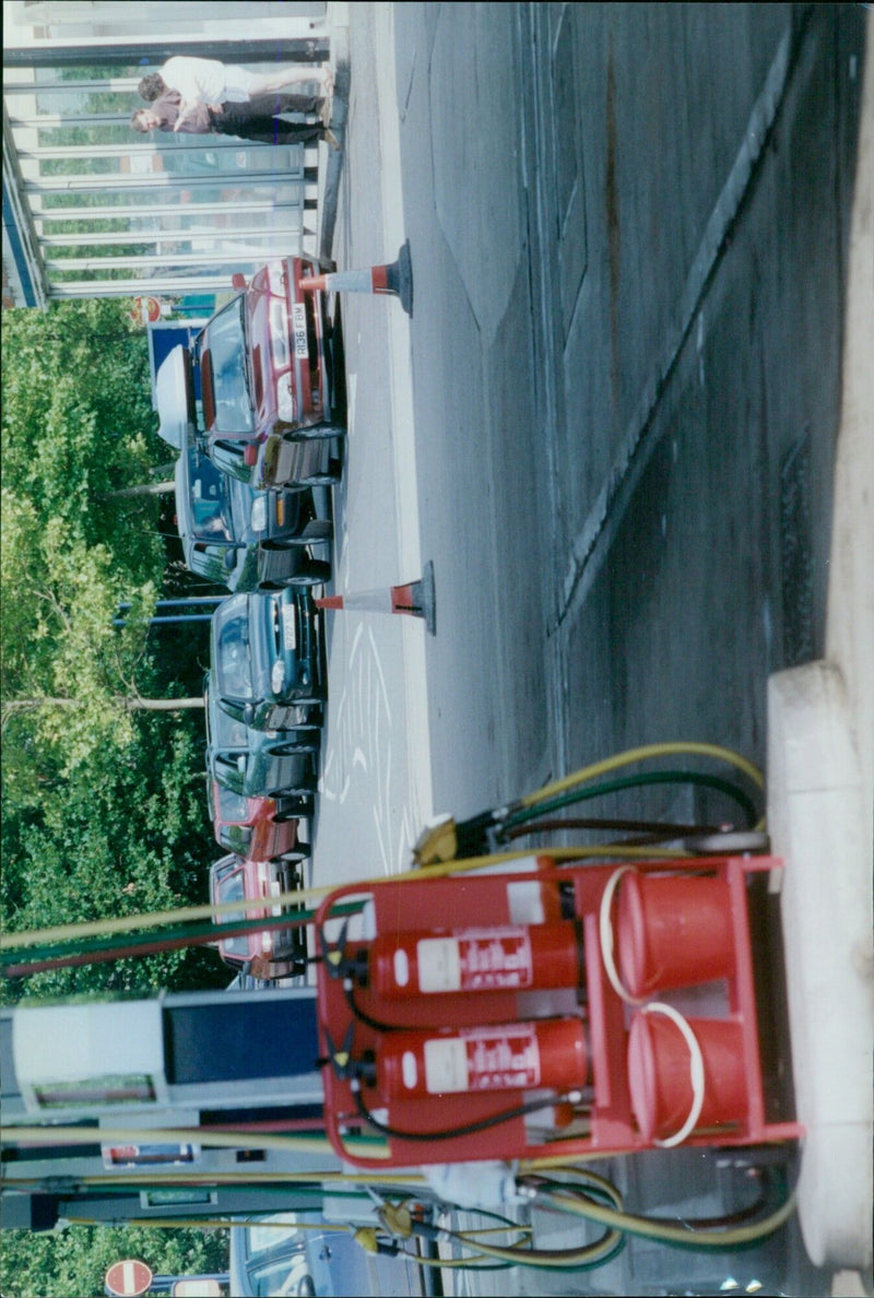 Long queues form at Sainsburys petrol station in Oxford, on October 9, 2000. - Vintage Photograph