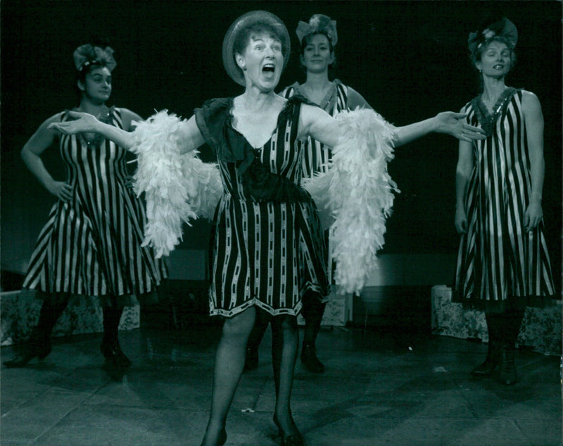 Char Leighton sings at the Oxford Mail Drama event in November 1993. - Vintage Photograph