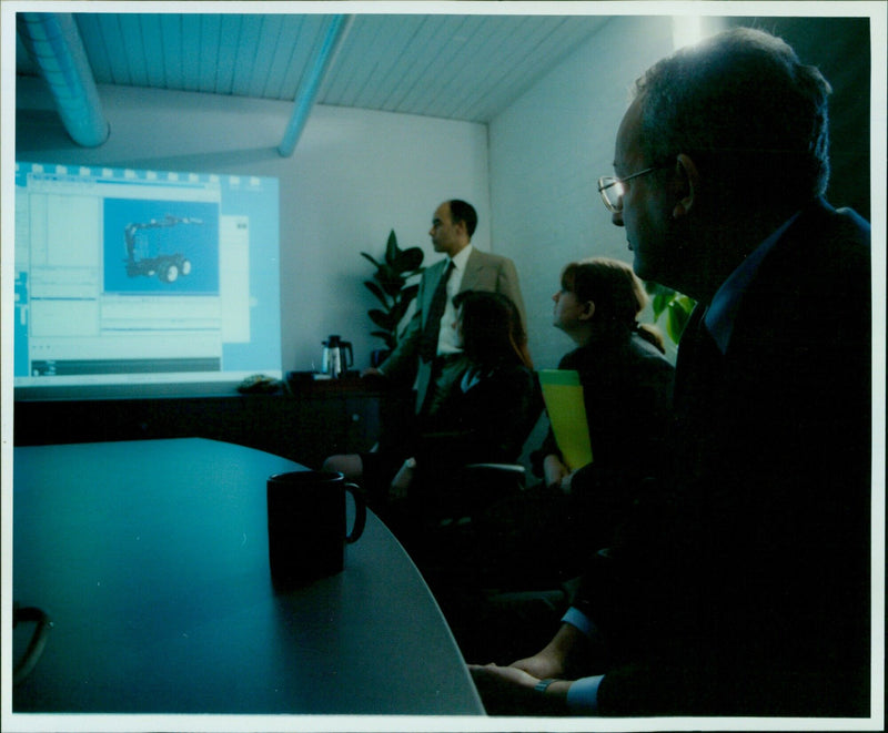 Lord Sainsbury presents Foresight Award to MathEngine Chief Technical Officer Lincoln Wallen. - Vintage Photograph