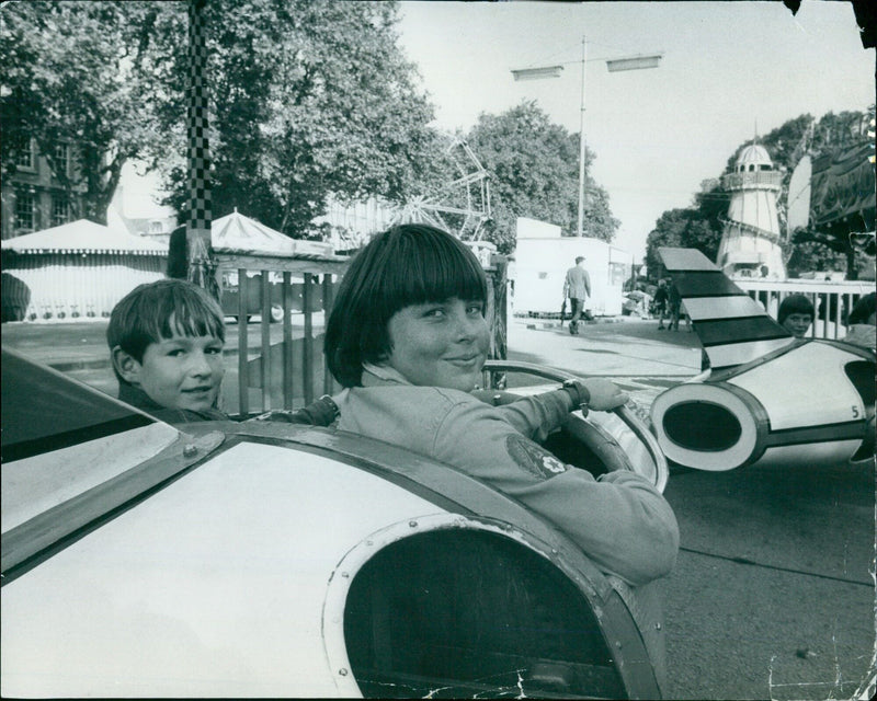 A press photograph showing an exposure flash percentage of 3cds x 9 1/2 cm taken on September 11, 1974. - Vintage Photograph