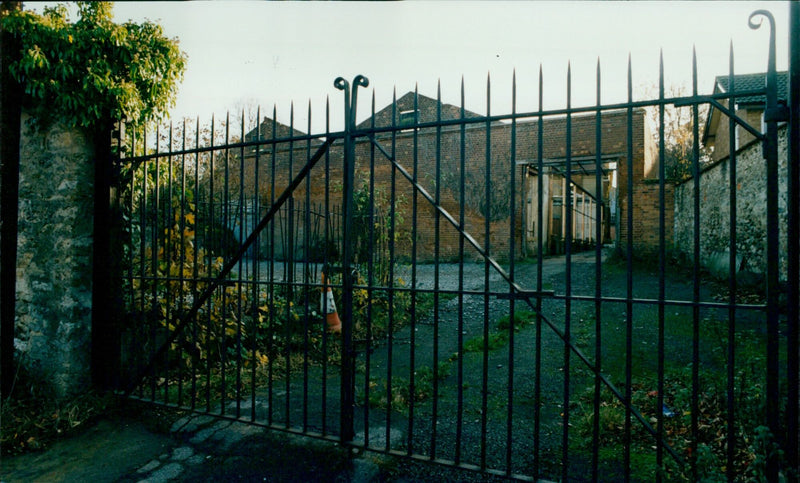 The former British Leyland wave house in Temple Road, Oxford. - Vintage Photograph