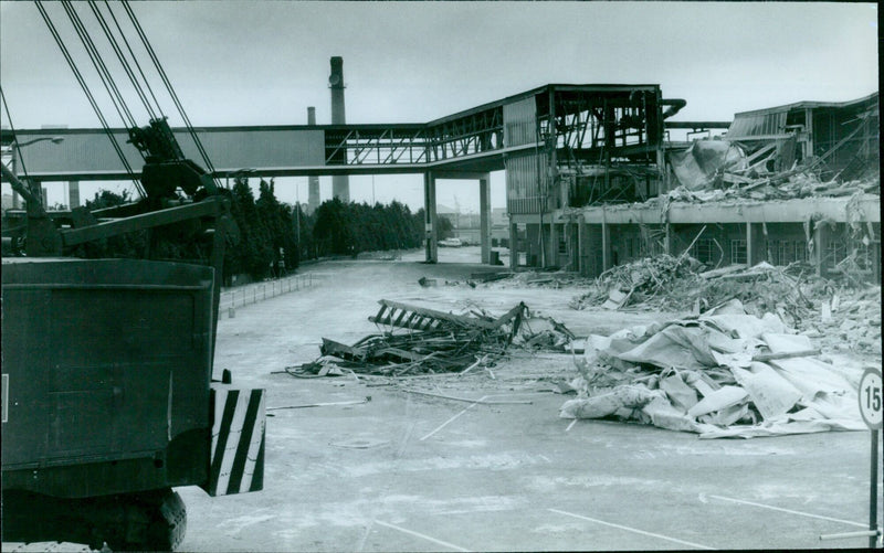 Demolition of a 15 storey building at the Rovers plant in Cowley. - Vintage Photograph