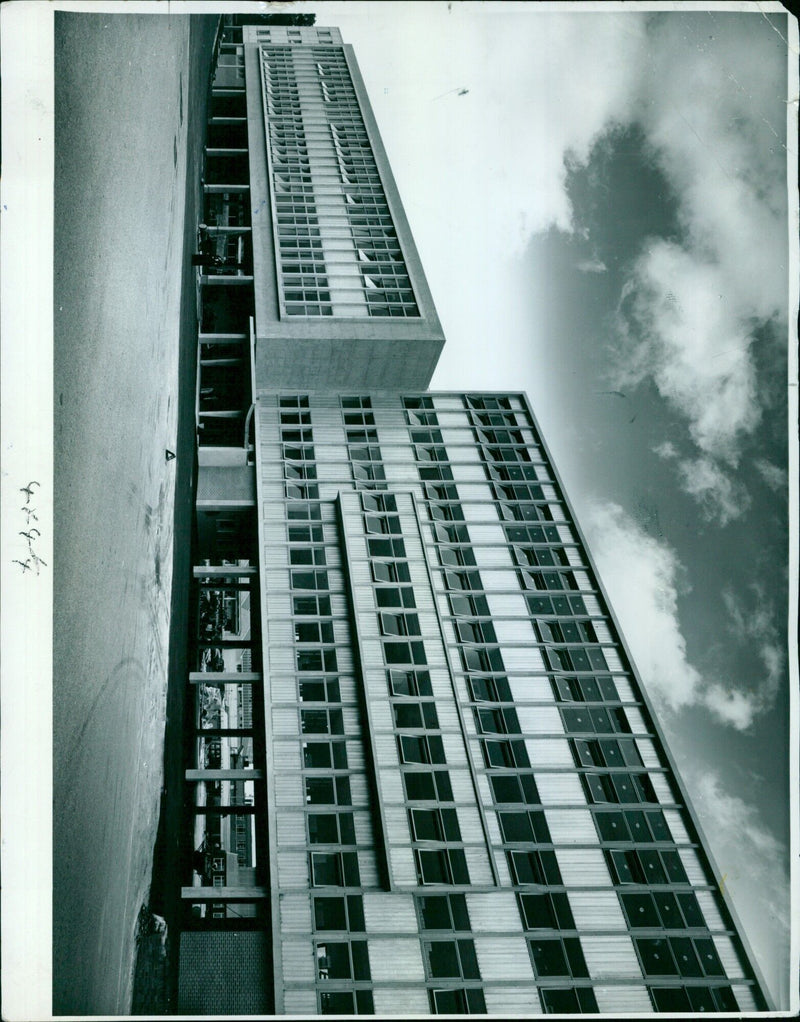 A 4x sterec specit cac stands in the middle of a room. - Vintage Photograph