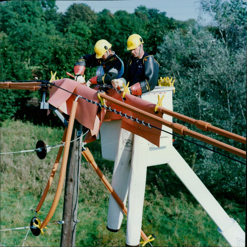 Linesmen from Southern Electric and Malcolm Mick Mclnery McGowan work safely at the Oxford depot. - Vintage Photograph