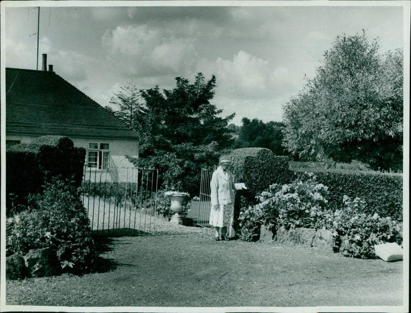 Mr. A. Allen of Willow Gate Heyford Hill receives the Kempson Cup. - Vintage Photograph