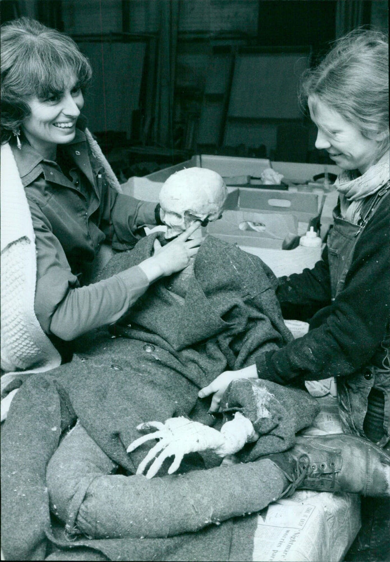 Albert, star of the play "Love of a Good Man," poses with set designer Stephanie Howard and Pat Beck, assistant props master at the Oxford Playhouse. - Vintage Photograph