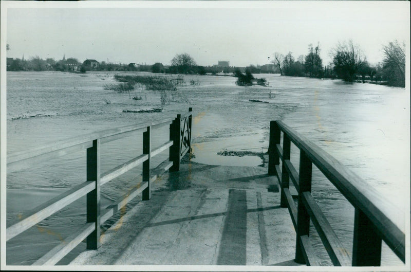 The Thames floods Medley, submerging hundreds of acres. - Vintage Photograph