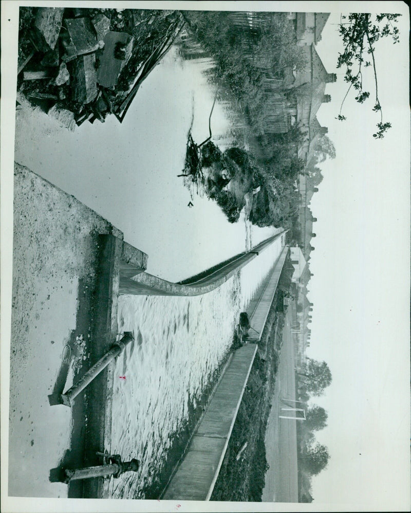 Residents of the Porech neighborhood in Paris deal with the flooding of the Cavell Ret. - Vintage Photograph