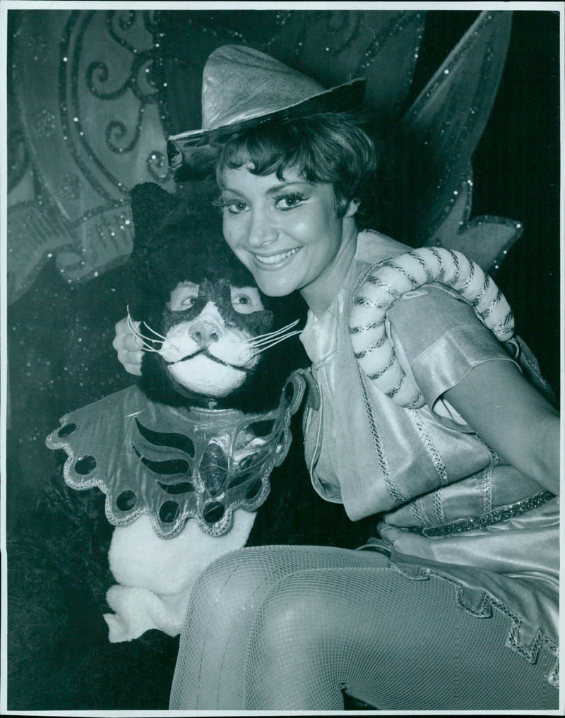 Cast members of the Dick Whittington Panto perform at the New Theatre in Oxford. - Vintage Photograph