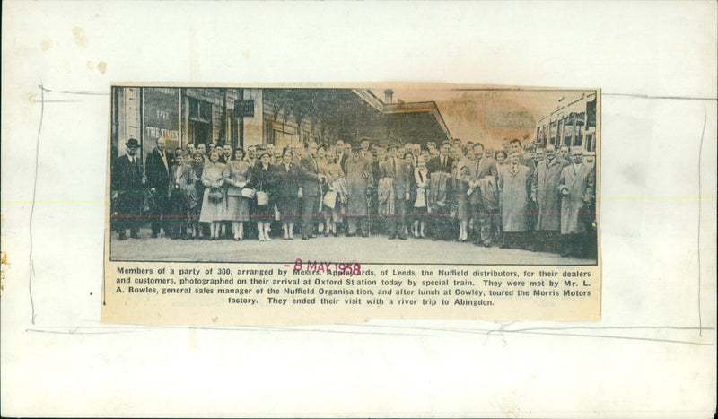 Members of a Nuffield Organization party of 300 arrive at Oxford Station. - Vintage Photograph