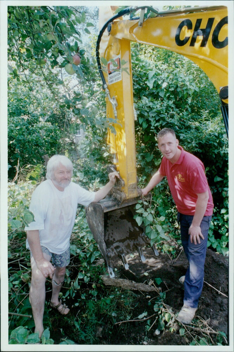 Work begins on the Stapelton Rd garden in Headington. - Vintage Photograph