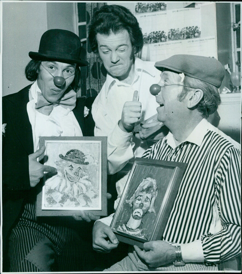 Mike Hope presents his paintings of clowns to Albie Hope and Hugh Lloyd at the New Theatre. - Vintage Photograph